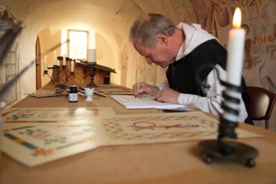 Frank Niemann als Schreibermönch Ludeger (Stefan Jäckel Fotografie) (Bild vergr&ouml;&szlig;ern)