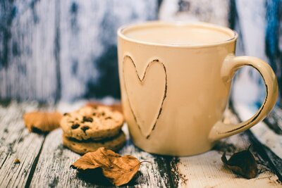 Kaffeetasse mit Kekse (Bild vergr&ouml;&szlig;ern)