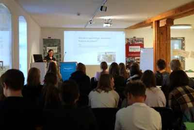 Vortrag während des Kurses zur Nachhaltigkeit und globaler Kleidungsproduktion mit Dagmar Rehse