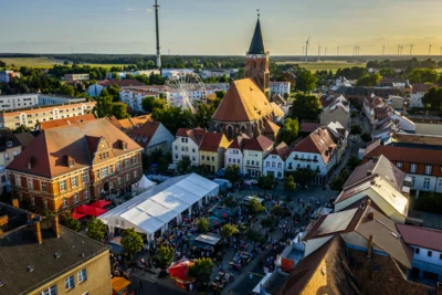 Blick auf die Calauer Innenstadt beim Stadtfest 2025. Foto: Leon Kopsch