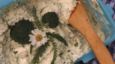 Kräuterbutter in einer Schüssel mit Holzlöffel (Bild vergr&ouml;&szlig;ern)