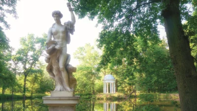 Schlosspark Lützschena, Statue der Flora mit Dianatempel im Hintergrund (Bild vergr&ouml;&szlig;ern)