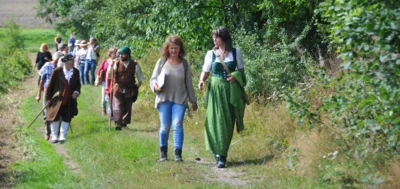 Kräuterwanderung mit der 23. Thüringer Olitätenkönigin (Bild vergr&ouml;&szlig;ern)