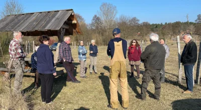 Arbeitseinsatz Obstbaumwiese – 22.03.2025. Unter Anleitung von Marc Marquardt vom Schwarmlandhof Heinrichsdorf wurden die Baumscheiben gepflegt, die Bäume gedüngt und Anleitungen zum Umgang mit den Bäumen gegeben.
