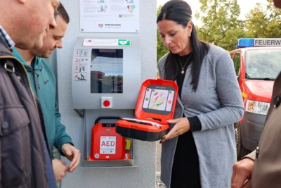 Leben Retten mit AED: Pressetermin zum Standort Gerätehaus Neustädtel mit Sponsoren (auf dem Bild Janice Kaiser Stadtwerke Schneeberg )Foto: Stadtverwaltung Schneeberg (Bild vergr&ouml;&szlig;ern)