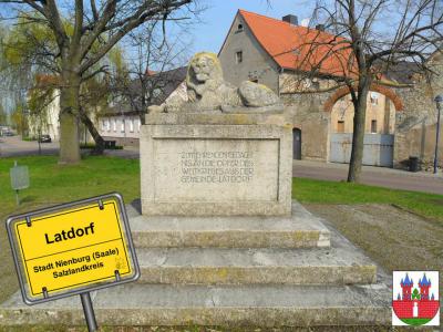 Löwendenkmal in der Ortschaft Latdorf