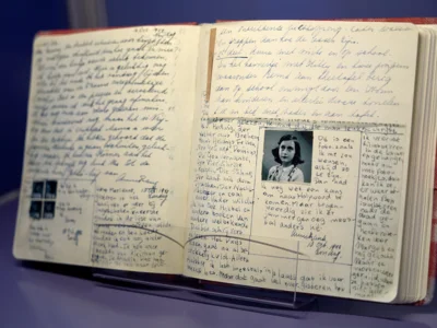 Tagebuch Faksimile, (c) Anne Frank Zentrum, Foto: Fotostudio Brandes (Bild vergr&ouml;&szlig;ern)