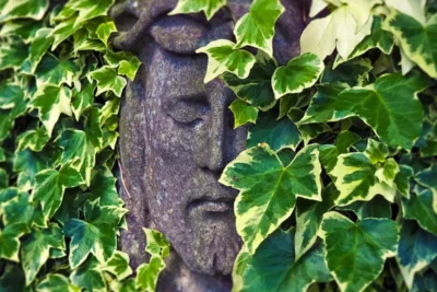Statue auf dem St. Trinitatisfriedhof Foto: Anne Krauß (Bild vergr&ouml;&szlig;ern)