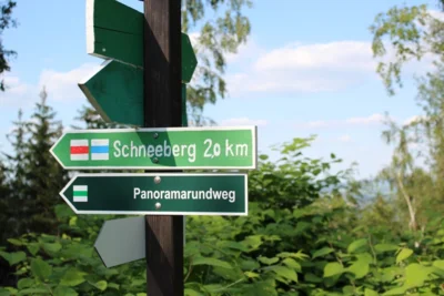 Wegweiser nach Schneeberg  Foto: Anne Krauß (Bild vergr&ouml;&szlig;ern)