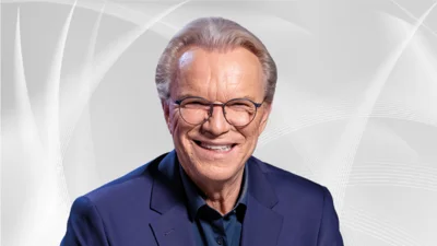 Das Talk-Format knüpft an Lipperts langjährige Erfahrung als Gastgeber, Musiker und Entertainer an und bringt sie in ein modernes Setting, das Nähe schafft und gleichzeitig Raum für ungewöhnliche Lebensgeschichten lässt.