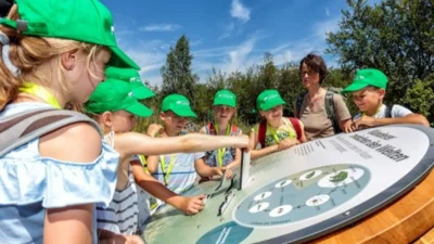 Kinder erkunden eine Wissensstation während der Porsche Safari (Bild vergr&ouml;&szlig;ern)