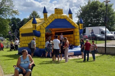Die Hüpfburg gehört wie das Kinderschminken zum festen Programm.