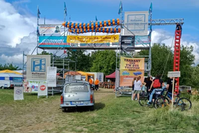 Auch wieder 2026 mit dabei - das gefragte 12. Trabbi und VW Bus Treffen (Aufnahme aus 2025); organisiert von Michaela Maeker und Uwe Tautz.
