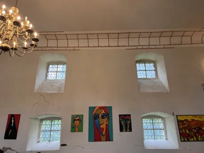 Seitenwand der Kapelle Schloss Seehaus mit Bildern von Irmgard Peetz-Hahn (Bild vergr&ouml;&szlig;ern)