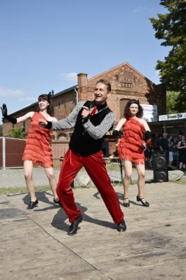 Stepptänzer des Valcer Tanzstudios (Bild vergr&ouml;&szlig;ern)