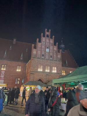 Jüterboger Weihnachtsmarkt vorm Rathaus (Bild vergr&ouml;&szlig;ern)
