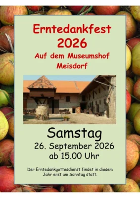 Flyer, im Hintergrund Äpfel, im Vordergrund der Museumshof und Veranstaltungshinweise