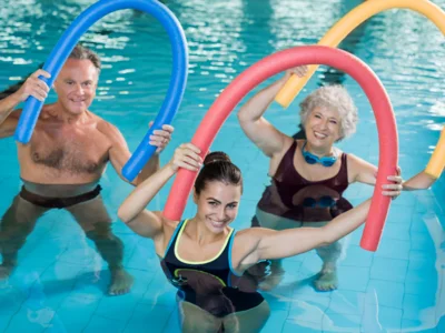 Personen beim Training im Wasser, Pool