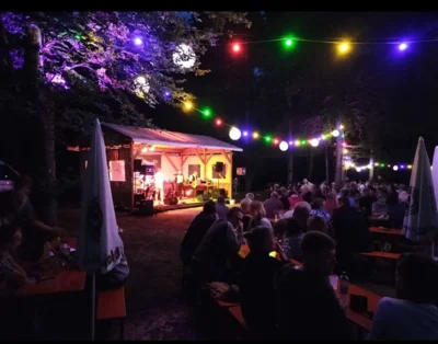 Fest im Wald mit stimmungsvoller Beleuchtung