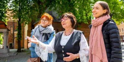 Stadtführung auf dem Marktplatz mit Frau Engelmann als Stadtführerin