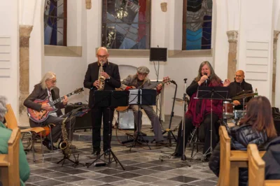 die Sängerin und Band