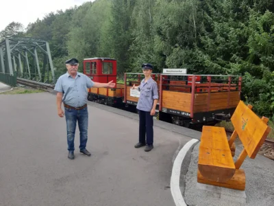 Das freundliche Zugpersonal lädt zur Mitfahrt ein.