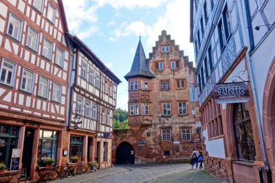 Foto: „Büdingen_Altstadt“ von Fährtenleser, lizenziert unter CC BY-SA 4.0. Link zum Original: https://commons.wikimedia.org/wiki/File:B%C3%BCdingen_Altstadt.JPG#file (Bild vergr&ouml;&szlig;ern)