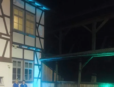 Museumsgarten in farbigem Licht (Bild vergr&ouml;&szlig;ern)