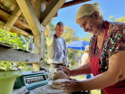 Dorothee Weckmüller portioniert den Brotteig für das Sauerteigbrot am Backtag am Lehmmuseum Gnevsdorf