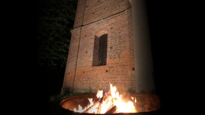 Feuer vor Kirchturm der Dorfkirche Günterberg