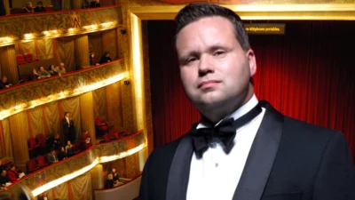 Auf dem Bild ist Paul Potts zu sehen, im Hintergrund ein Theatersaal mit rotem Vorhang und Publikum (Bild vergr&ouml;&szlig;ern)