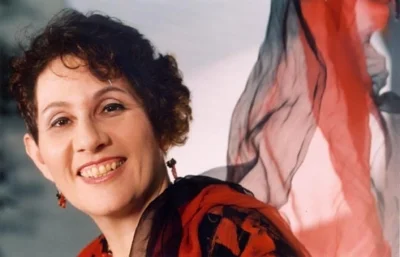 Jane Zahn mit flatterndem Schal