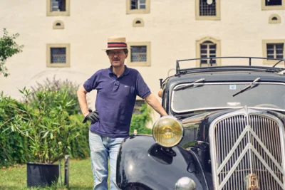 Jan Kobow mit Vorkriegs-Automobil auf einem Foto von authorized photograpy (Bild vergr&ouml;&szlig;ern)