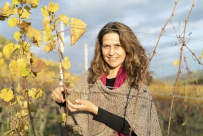 Claudia Fröse-Probst beim Rebschnitt in einer Fotografie von Alice Baldwin (Bild vergr&ouml;&szlig;ern)