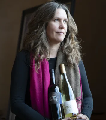 Claudia Fröse-Probst mit Wüsten-Wein (Foto: Alice Baldwin) (Bild vergr&ouml;&szlig;ern)