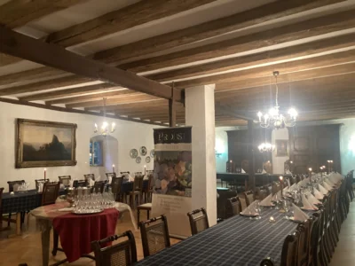 Festlich gedeckte Tafel im Zehntsaal in einem Schnappschuss von Claudia Fröse-Probst (Bild vergr&ouml;&szlig;ern)