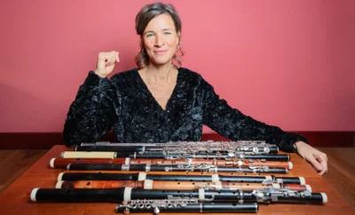 Annie Laflamme mit Flöten aus allen Epochen (Foto: Yat Ho Tsang) (Bild vergr&ouml;&szlig;ern)