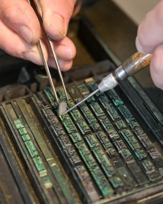 Veranstaltung: SCHAUDRUCKEN IN DER LETTERNDRUCKWERKSTATT | Zwiebelfisch, Fliegenkopf und Schusterjunge So 26.​04.​2026