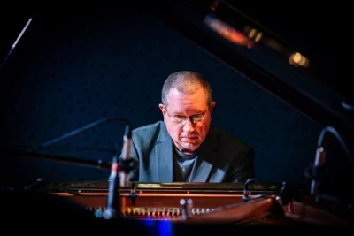 Chris Jarrett am Piano - Quelle: www.chrisjarrett.de (Bild vergr&ouml;&szlig;ern)