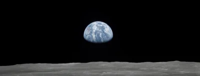 Erdaufgang über dem Mond