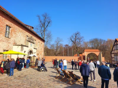 Burghof mit Kuchenbasar und Wartebereich