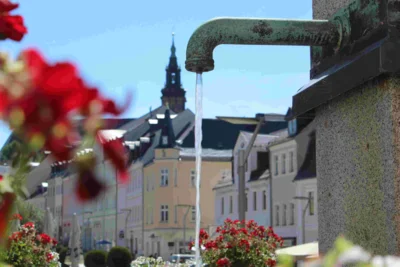 Blick vom Bergmannsbrunnen auf den Marktplatz mit Kirche || Foto: Stadt Schneeberg (Bild vergr&ouml;&szlig;ern)