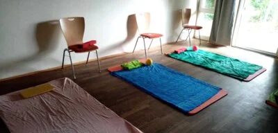 Feldenkraismatten am Boden und Stühle für Übungen