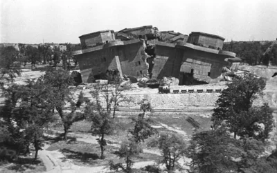 Gesprengter Bunker im Volkspark Friedrichshain, 1949. Foto: Otto Donath. © Bundesarchiv, Bild 183-M1203-316 / CC-BY-SA 3.0.