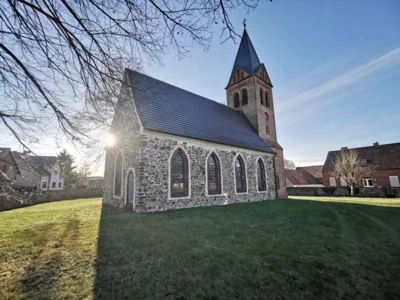 Einer der Halte der Tour ist die Feldsteinkirche Gollmitz. Foto: Stadt Calau / Jan Hornhauer