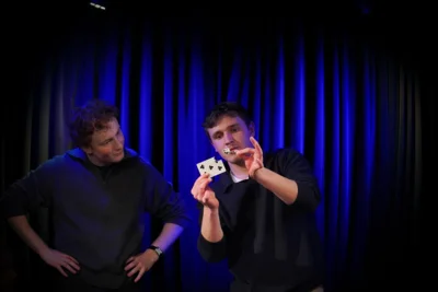 Zauberkünstler David Berger und Emil Kowalewsky in Aktion (Bild vergr&ouml;&szlig;ern)
