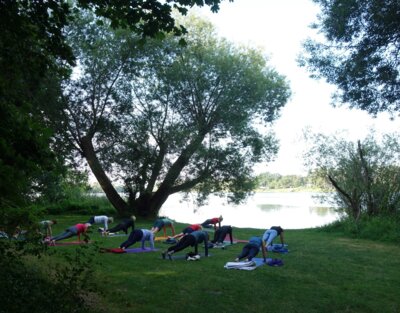 Menschen üben Yoga an der Havel