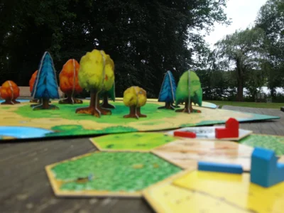 Spielbrett mit Bäumen als Figuren