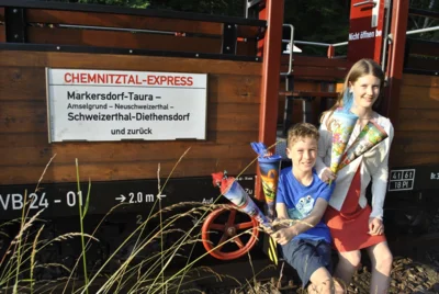 Der Museumsbahnzug wird zum Zuckertütenexpress.