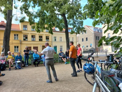 Seminarteilnehmende auf einem Platz, im Vordergrund Fahrräder